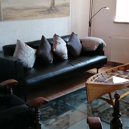 Rheinufer-lodge In Leverkusen-hitdorf-mit Blick Auf Den Rhein - Zentral An Der A1 Und Der 59 לברקוסן