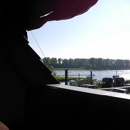 Rheinufer-lodge In Leverkusen-hitdorf-mit Blick Auf Den Rhein - Zentral An Der A1 Und Der 59